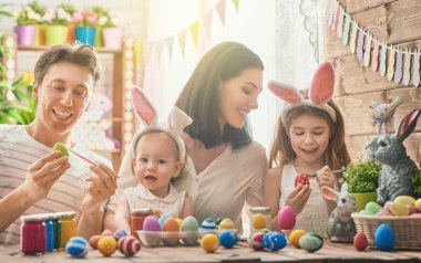 Aile Paskalya için hazırlanıyor