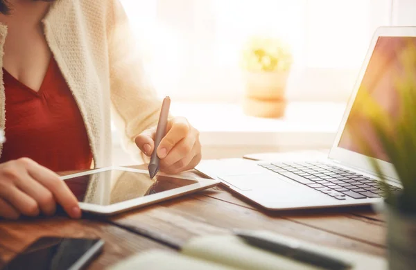 Frau blickt auf den Laptop-Bildschirm — Stockfoto