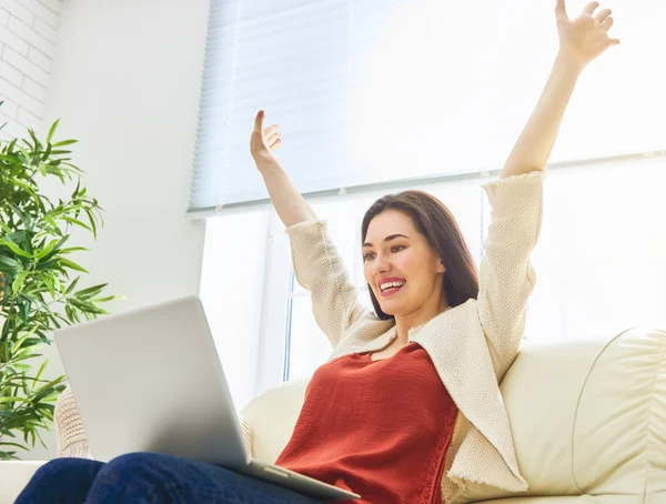 Gelukkig mooi vrouw — Stockfoto