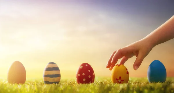 Děti loví pro velikonoční vajíčka — Stock fotografie