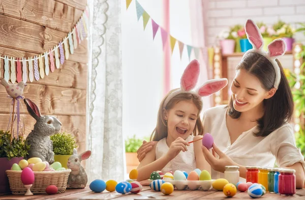 Familie bereitet sich auf Ostern vor — Stockfoto