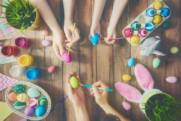 La famille se prépare pour Pâques — Photo