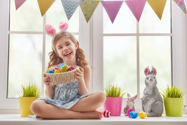 Tavşan kulakları giyen kız — Stok fotoğraf