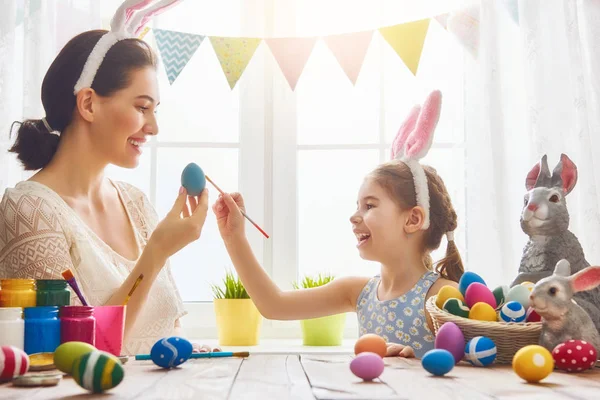 Familie bereitet sich auf Ostern vor — Stockfoto