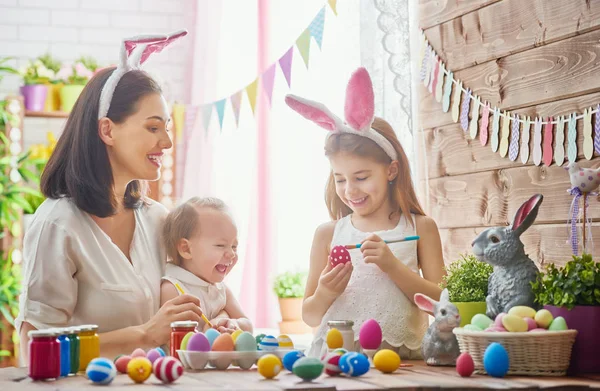 Família se preparando para a Páscoa — Fotografia de Stock