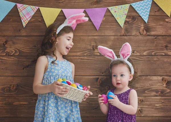 Las niñas están sosteniendo cesta con huevos — Foto de Stock