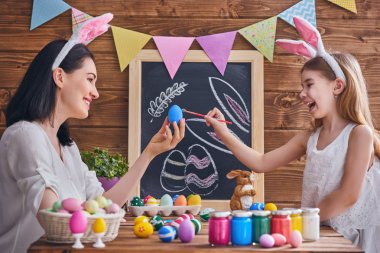 Aile Paskalya için hazırlanıyor