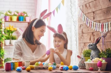 Aile Paskalya için hazırlanıyor