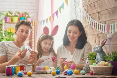 Aile Paskalya için hazırlanıyor