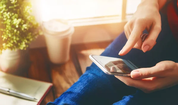 Women is using phone. — Stock Photo, Image