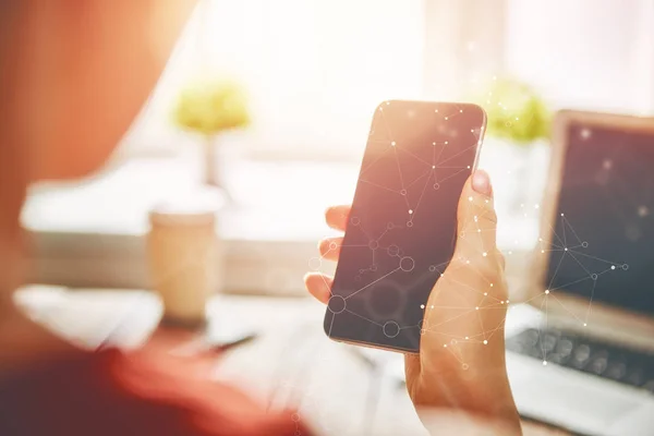 La mujer está usando el teléfono . —  Fotos de Stock