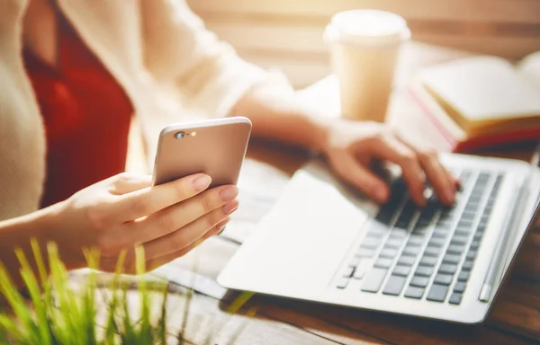 Woman is working on pc — Stock Photo, Image