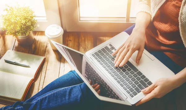 Frau arbeitet am PC — Stockfoto