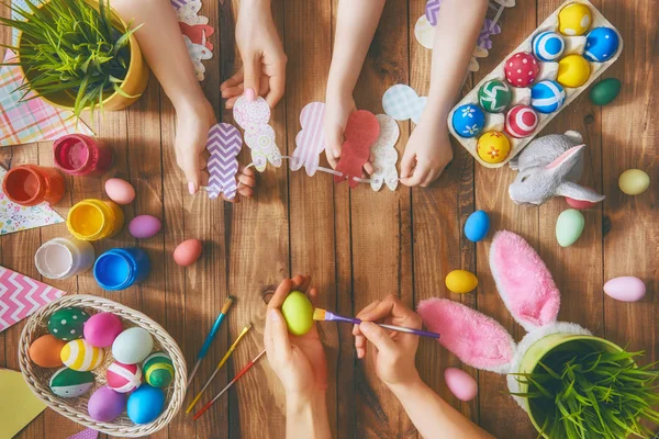 La famille se prépare pour Pâques — Photo