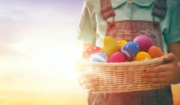 Bambino caccia uova di Pasqua — Foto Stock