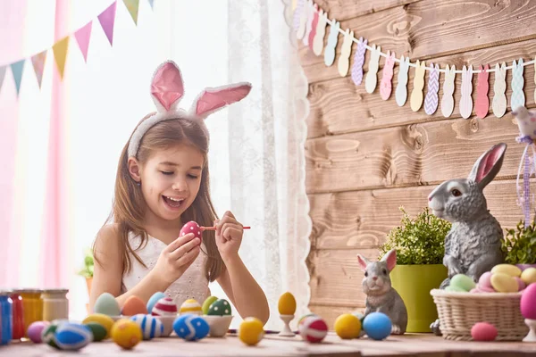 Child painting eggs — Stock Photo, Image
