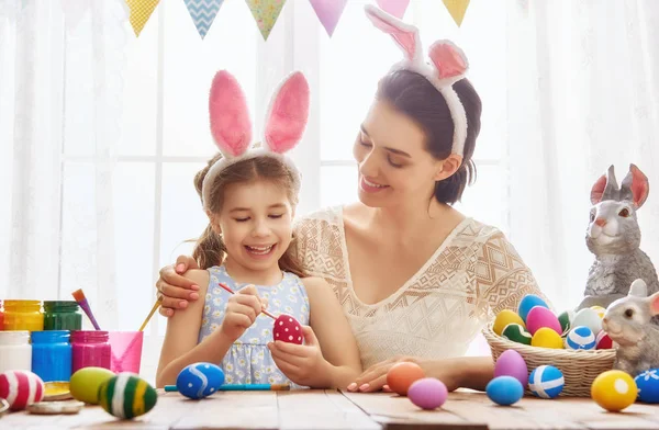 Familie bereitet sich auf Ostern vor — Stockfoto