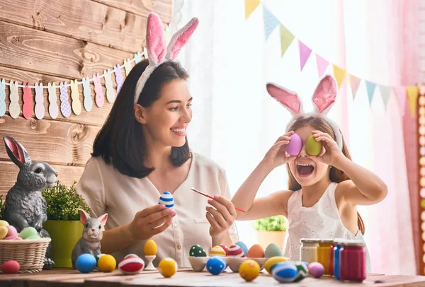 Rodzina przygotowująca się do Wielkanocy — Zdjęcie stockowe