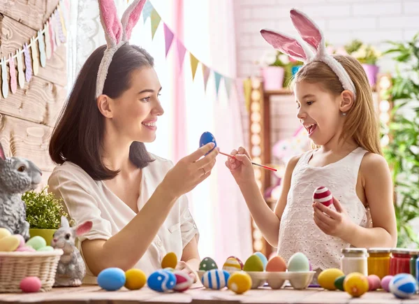 Aile Paskalya için hazırlanıyor