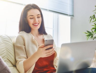 Kadınların telefon kullanarak.