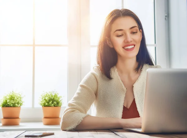 Woman is working on pc — Stock Photo, Image