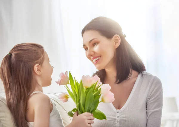 Daughter congratulates mom — Stock Photo, Image