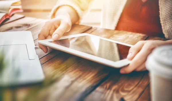 Frau blickt auf den Laptop-Bildschirm — Stockfoto