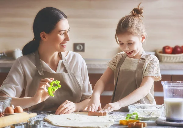 Cibo fatto in casa e piccolo aiutante . — Foto Stock