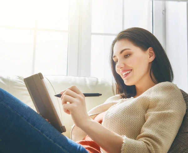 Donna sta lavorando su tablet — Foto Stock