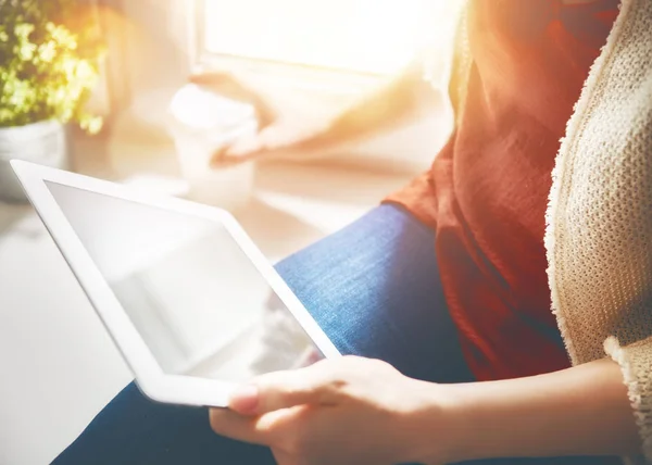 Donna sta lavorando su tablet — Foto Stock