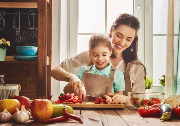 Glad familj i köket. — Stockfoto