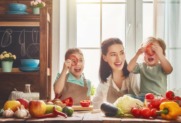 Šťastná rodina v kuchyni. — Stock fotografie