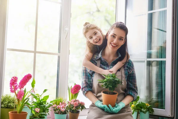 Happy family in spring day. — Stock Photo, Image