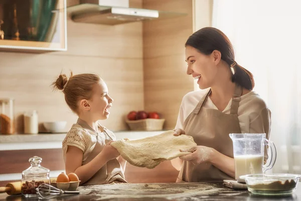 Selbstgemachtes Essen und kleine Helfer. — Stockfoto