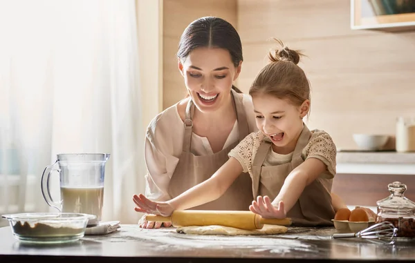 Comida casera y poco ayudante . — Foto de Stock