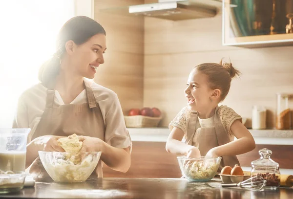 Selbstgemachtes Essen und kleine Helfer. — Stockfoto