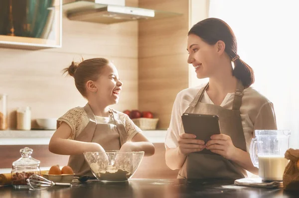 Cibo fatto in casa e piccolo aiutante . — Foto Stock