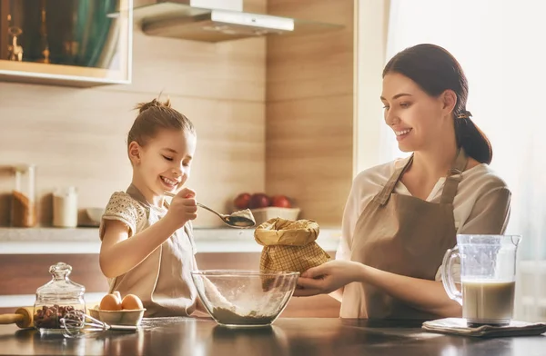 Hemlagad mat och little helper. — Stockfoto