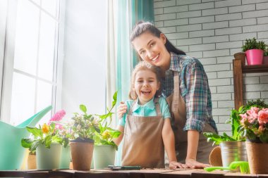 Mutlu aile bahar günü içinde.