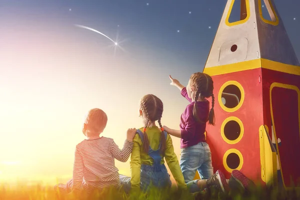 Niños mirando al cielo —  Fotos de Stock