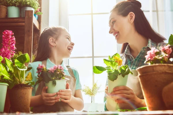 In de lente en gelukkige familie. — Stockfoto