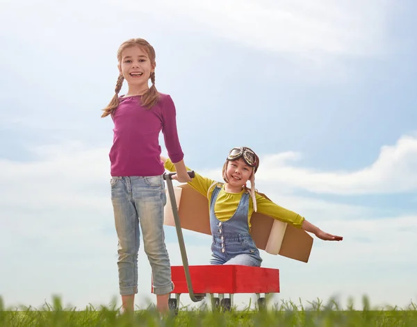 Meisjes van plezier in het park. — Stockfoto