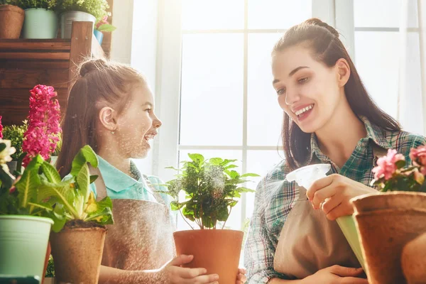 Família feliz no dia de primavera . — Fotografia de Stock