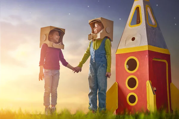 Bambini in costume da astronauta — Foto Stock