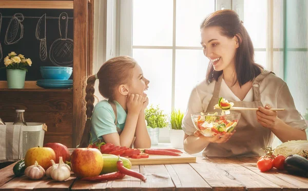 Gelukkig gezin in de keuken. — Stockfoto