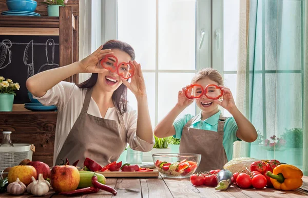 Gelukkig gezin in de keuken. — Stockfoto