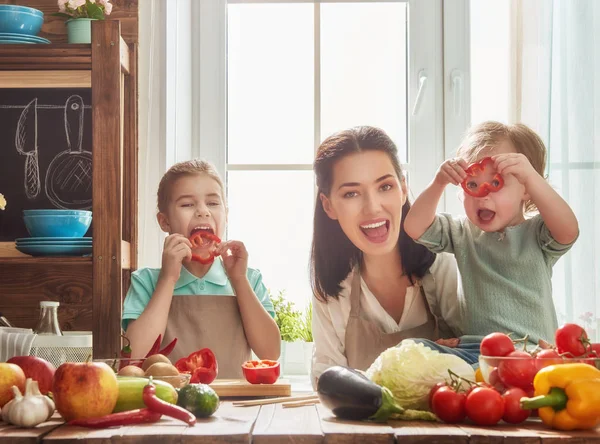 Glad familj i köket. — Stockfoto