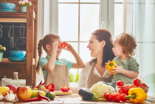 Glad familj i köket. — Stockfoto