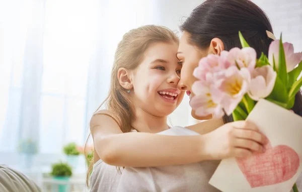 Tochter gratuliert Mama — Stockfoto