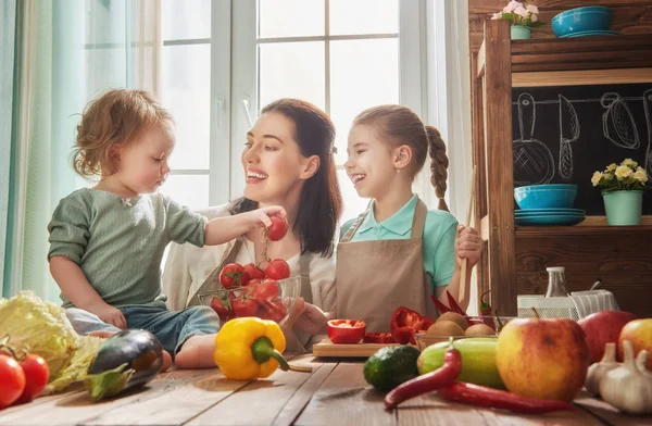 Glückliche Familie in der Küche. — Stockfoto